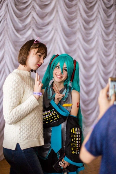 Справа - косплей вокалоида Хацунэ Мику | Источник: Ксения Зимина