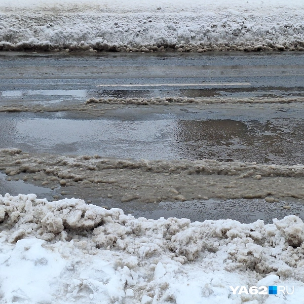 Из-за дождя снег начинает «уплывать» | Источник: Мария Борзева / YA62.RU