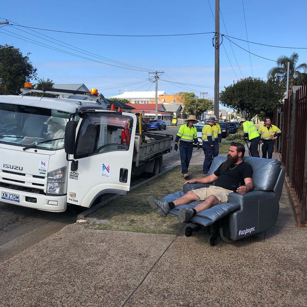В Австралии прохожие сняли, как два мужика ездят по дороге в самоходных креслах (видео)