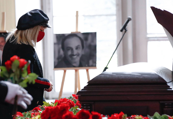 Алла Пугачева помолилась у гроба близкого друга Бориса Краснова — видео