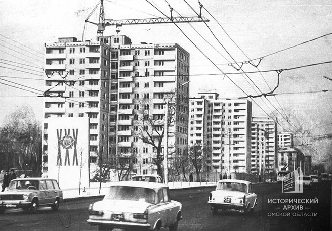 В середине 70-х жителей бараков переселяли в панельные дома, например в такие двенадцатиэтажки на Красном Пути | Источник: Исторический архив Омской области