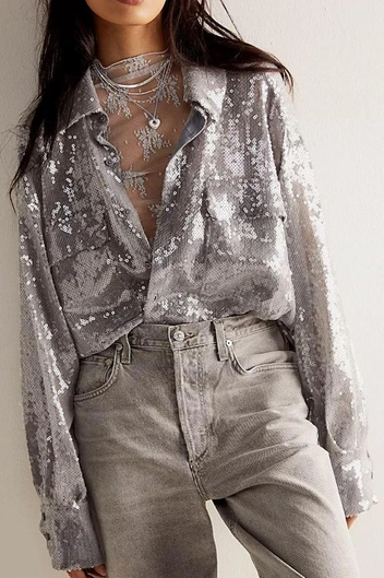 А рубашку с блестяшками можно сочетать с базовыми джинсами | Источник: ru.pinterest.com