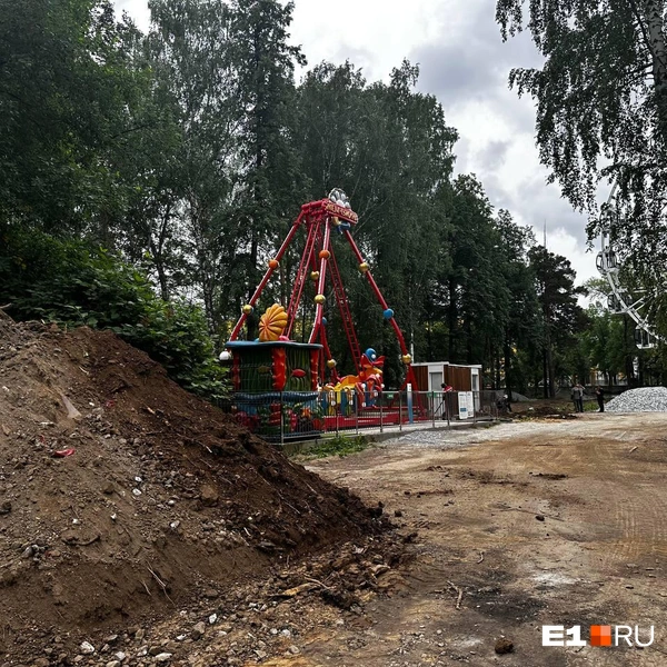 Второй этап реконструкции начался с 14 апреля, из-за этого вход со стороны улиц Машиностроителей и Кировградской закрыт для посещения | Источник: Анастасия Цыбульская / E1.RU