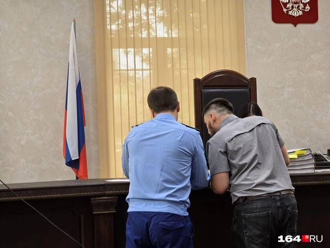 Адвокат потерпевших и прокурор смотрят документы, приобщаемые к делу защитником обвиняемого | Источник: Семен Коротов-Майбах / 164.RU