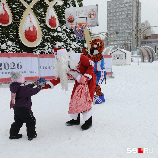 На октрытии городка ребят развлекал дед Мороз | Источник: Ирина Тропина / 59.RU 