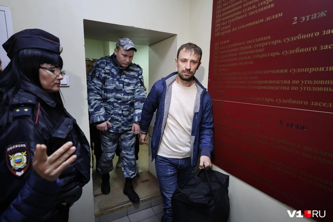 Максим Калашников побледнел и, казалось, едва сдерживает эмоции | Источник: Алексей Волхонский / V1.RU