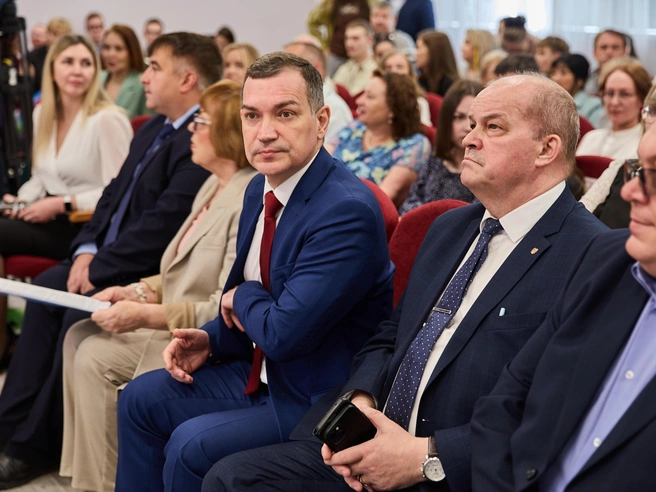 Поздравить одиннадцатиклассников приехали официальные лица | Источник: Александр Ощепков / NGS.RU