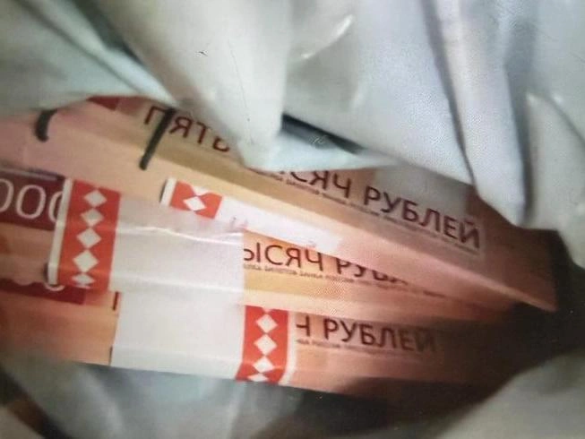 Продавец-пенсионер сразу передал полученные от покупателя деньги девушке-курьеру | Источник: УМВД по Екатеринбургу