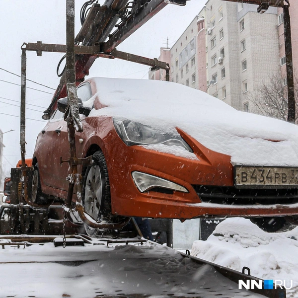 Автомобили, которые были оставлены на обочине, эвакуировали | Источник: Наталья Бурухина / NN.RU