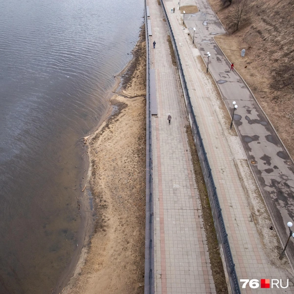 Под опорами Октябрьского моста вода отступила на несколько метров | Источник: Кирилл Поверинов / 76.RU