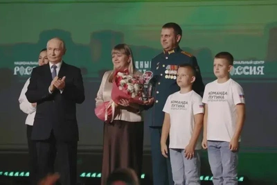 Семья волонтеров из Амурской области получила премию от Путина
