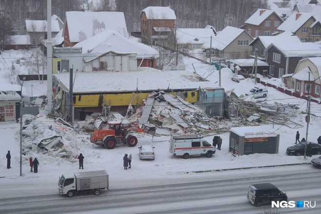 Все обломки второго этажа сбросили с крыши на землю. Здание вернулось в первозданный вид времен 2015 года&nbsp;— тогда там была одноэтажная автомойка | Источник: Андрей Бортко / NGS.RU