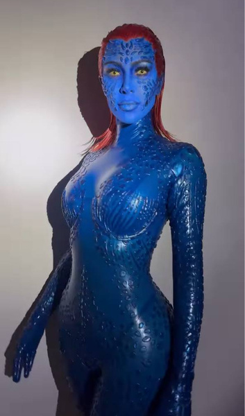 Латексный костюм, синяя кожа и рыжие волосы: Ким Кардашьян отметила Хэллоуин в образе Мистик из фильма «Люди Икс»