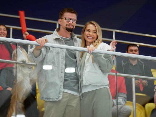 Анна Хилькевич с Романом Курцыным в фильме «Дополнительное время».  | Источник: «Наше кино»