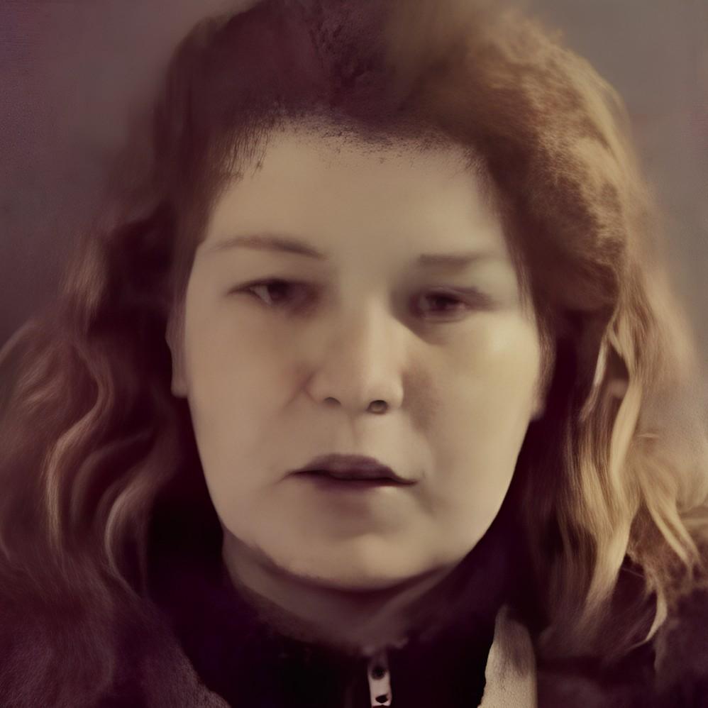 Убила, съела подругу и кормила этим мясом сына: людоедка Олеся Мостовщикова работает мастером маникюра и растит дочь