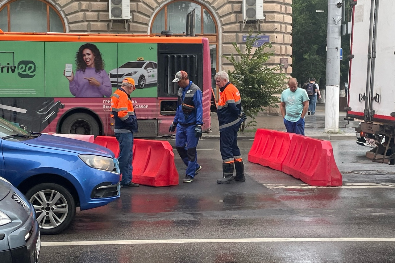 В центре Волгограда на оживленной улице провалился асфальт - 21 июня 2024 -  V1.ру