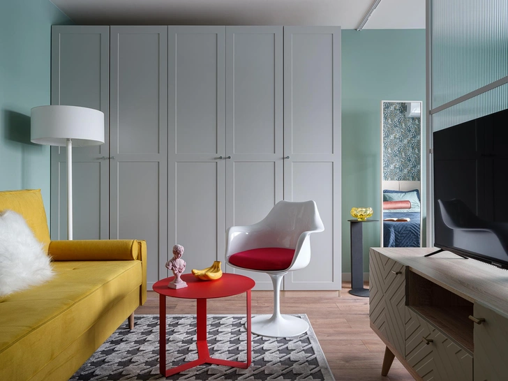 Краска на стенах, Dulux. Журнальный стол, «Лебер». Шкаф, Hoff. Кресло, Vitra. | Источник: Евгений Гнесин