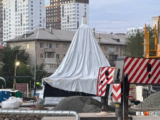 Под тентом, видимо, скрыт сам шпиль | Источник: читательница E1.RU