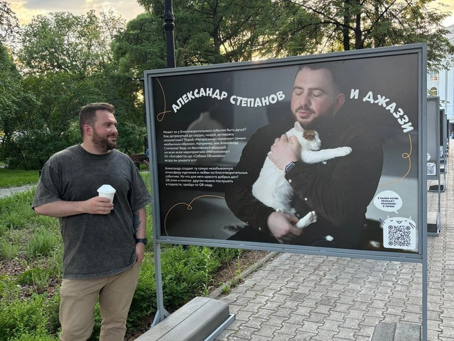 Александр Степанов и кот Джаззи | Источник: Галя Море