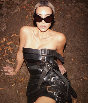 Ким Кардашьян позирует в грязи в платье из ремней Balenciaga