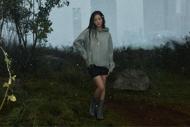 Давай в поход! Джису в кампейне «дедушкиных» Salomon | marieclaire.kz
