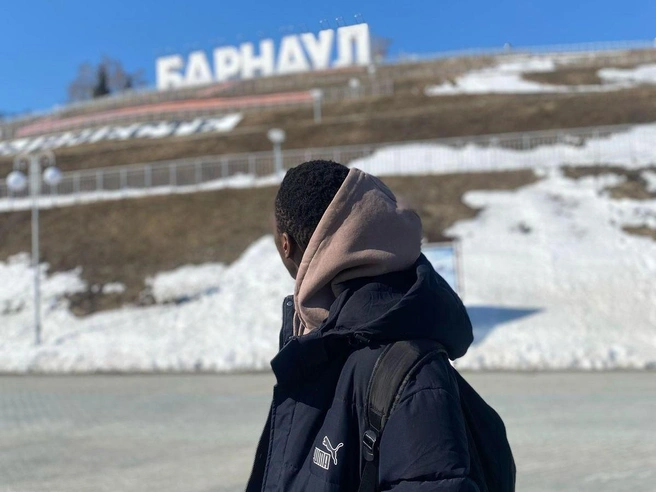 Алекс первый из своей семьи, кто уехал так далеко от дома | Источник: Алекс Матуку