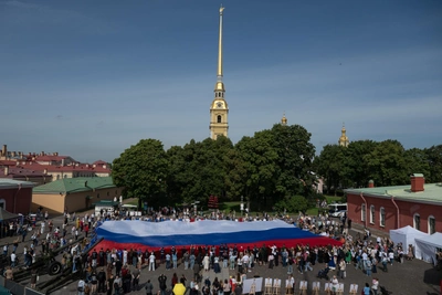 В Петропавловской крепости развернули 50-метровый триколор