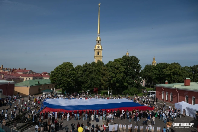 В Петропавловской крепости развернули 50-метровый триколор: как Петербург отмечает День государственного флага | Источник: Андрей Бок / FONTANKA.RU