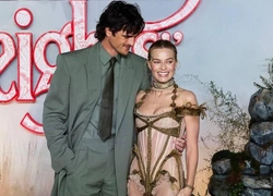 Платье в стиле лесной феи, траурный браслет Бронте и помощь от Джейкоба Элорди: новый выход Марго Робби