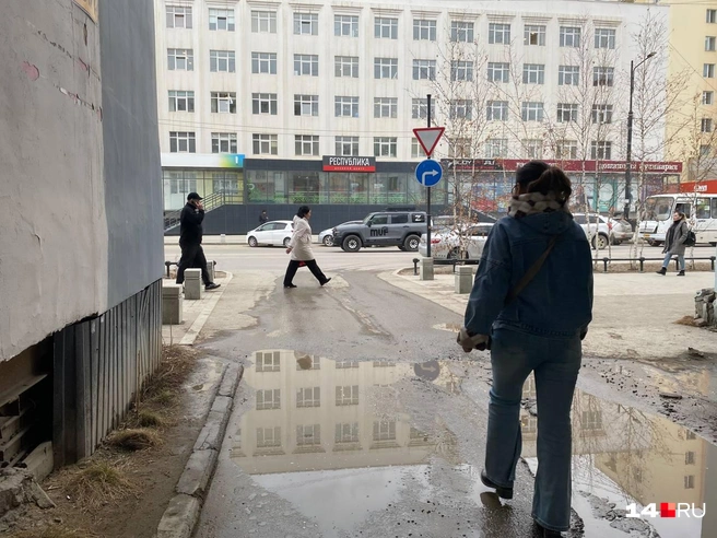 Заезд во двор возле той же мэрии весьма печален | Источник: Надежда Ефимова / 14.RU