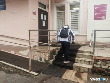 Возле пятой поликлиники есть пандус | Источник: Кристина Мельникова / YA62.RU