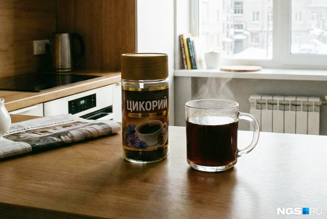 Для тех, кто любит кофе, но плохо переносит кофеин (повышает давление, вызывает тревожность, бессонницу), цикорий — хорошая альтернатива. Он не повышает давление и не раздражает нервную систему | Источник: Юрий Орлов / Городские медиа