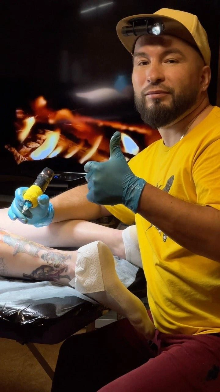 Тату-мастер часто и много летает | Источник: vostoktattoo / Instagram (соцсеть запрещена на территории РФ)