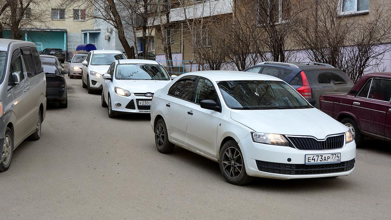 Пробка на перекрестке Победы и Молодогвардейцев провоцирует водителей  объезжать ее по дворам дома №289 на проспекте Победы в Челябинске, апрель  2022 г - 19 апреля 2022 - 74.ру