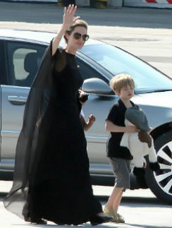 Анджелина Джоли с дочерью Шило в Сараеве