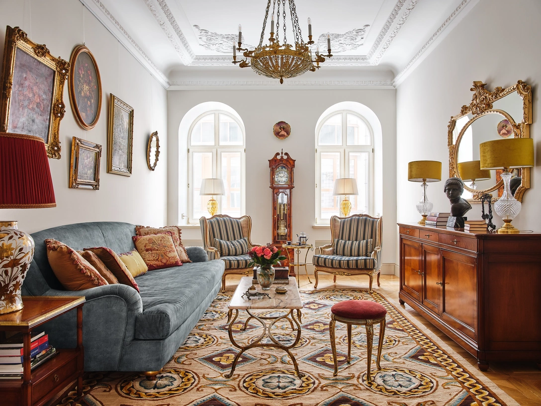 Кресла и диван, Bedding, «Мебеленд». Столик возле кресел, Франция, середина ХХ века, Redecoration store. Часы, Fratelli Consonni. Антикварное зеркало, Redecoration store. Комод, Prestige. Антикварные лампы на комоде, «Мастерская Кати Герд». Зеркало над комодом, Spini. Табурет, Redecoration store. Ковер, «Галерея Марка Патлиса». Картины итальянских и голландских мастеров — антиквариат из коллекции владелицы. Восстановление гипсового декора, Денис Самсонов, «СТДдекор». Стены выкрашены краской Argile T131. | Источник: Евгений Кулибаба. СТИЛЬ: Даша Соболева