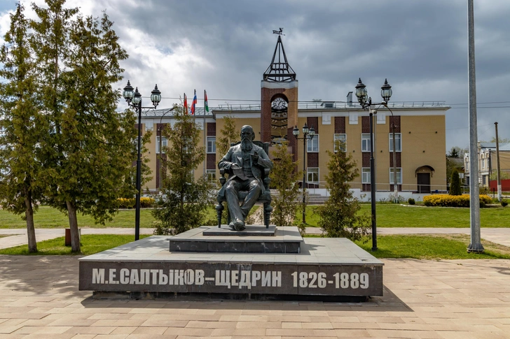 Памятник писателю Михаилу Салтыкову-Щедрину в Талдоме | Источник: Shutterstock/Fotodom.ru