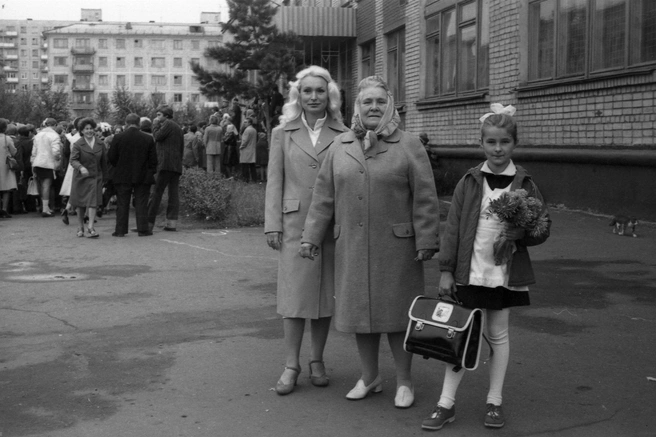 В школу — всей семьей. Фото возле лицея № 77 в 1978 году | Источник: В. Головченко / pastvu.com