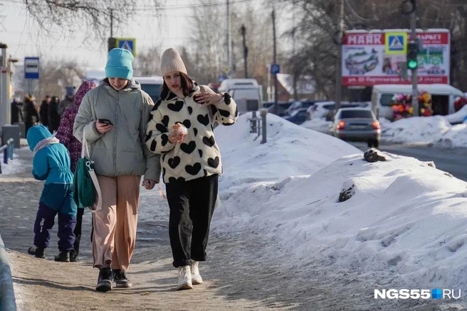 Молодежь выбирает светлые оттенки в одежде и отдает предпочтение коротким пуховичкам | Источник: Евгений Софийчук / NGS55.RU