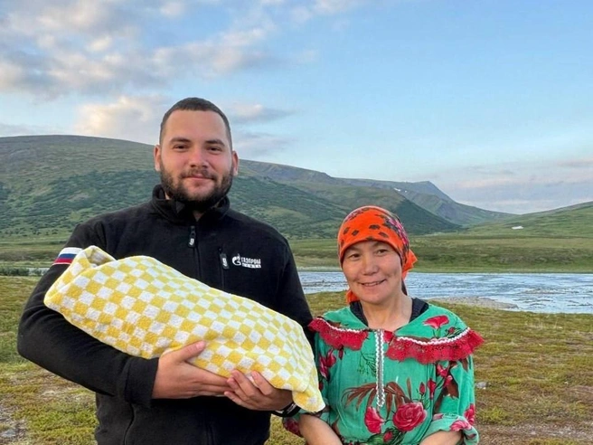 Фельдшер и волонтер Арктики Николай Делеу, новорожденная и ее бабушка | Источник: «Зеленая Арктика» / Vk.com