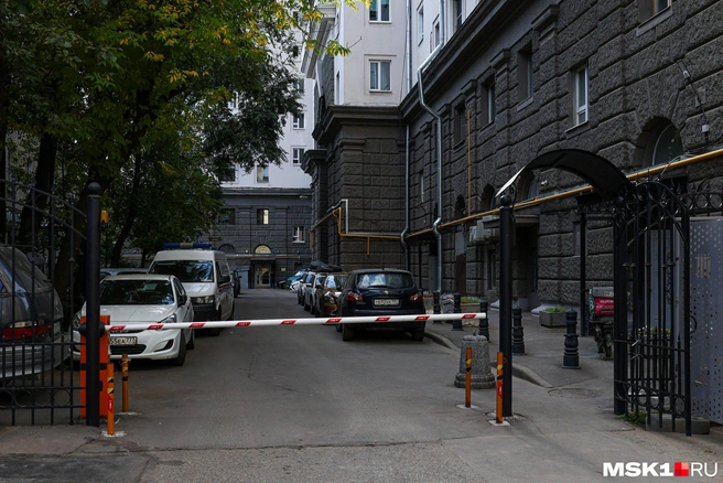 Почти все дворы в центре Москвы закрыты шлагбаумами | Источник: Артём Устюжанин / MSK1.RU