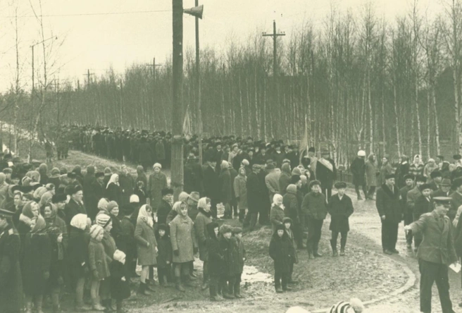 «Колонны участников войны и труда готовы к торжественному маршу», 1970 год | Источник: «Он для бессмертья встал на пьедестал», музей средней школы № 1 / Архивная служба Югры