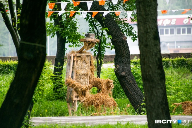 Соломенный человечек грустит из-за плохой погоды, накрывшей Иркутск в дни фестиваля | Источник: Ксения Филимонова / «ИрСити»