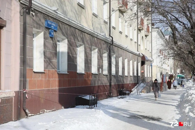 Пешеходные проходы в центре уменьшились из-за огромных сугробов вдоль дорожек  | Источник: Ирина Шарова / 72.RU 