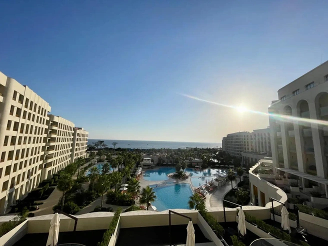 Море в октябре уже остыло, поэтому девушка отдыхала у бассейнов | Источник: Алена Елина