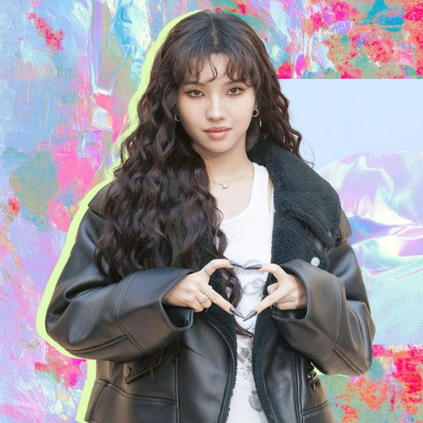 Соён из i-dle удивила фанатов стильной кудрявой прической с челкой | Источник: theGirl