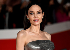 Глубокие морщины и мешки под глазами: Анджелину Джоли засняли на прогулке