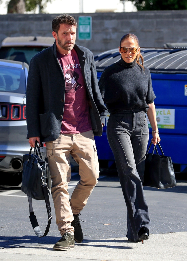 Фото №5 - Так выглядит гармония: Дженнифер Лопес в высоких серых джинсах и с Беном Аффлеком гуляет по Лос-Анджелесу