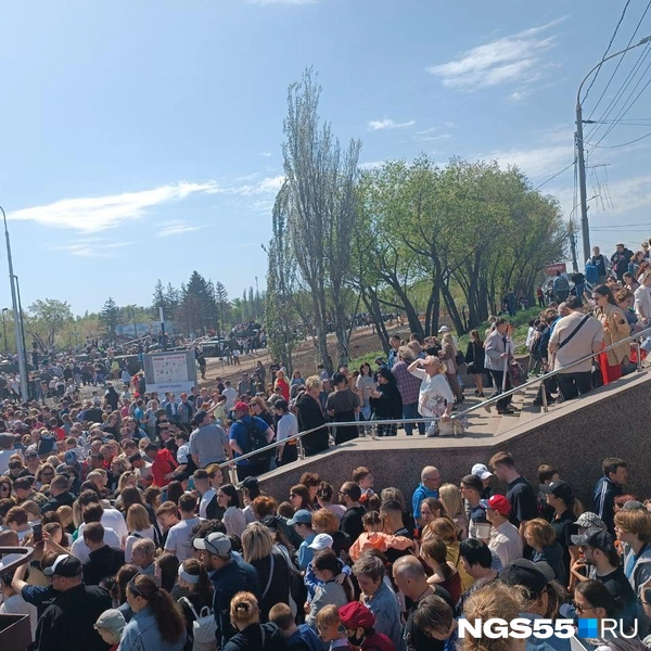 Огромные очереди образовались на входе в парк | Источник: Мария Носенко / NGS55.RU 