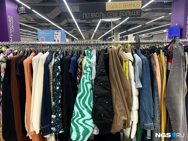 Шорты Karl Lagerfeld и «ливайсы» даром: как работают аутлеты и почему там задерживаются даже модники — репортаж между рядами